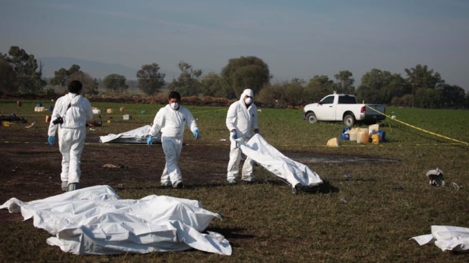Sube a 66 cifra de muertos al explotar toma clandestina de gasolina en México