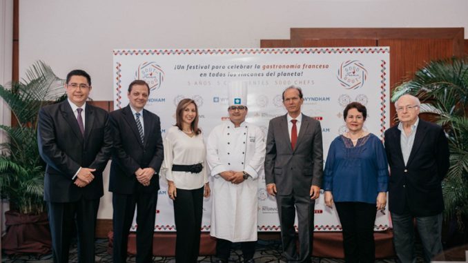 Pie de foto: (De izq. a derecha) Santiago Galárraga, gerente general del Hotel Wyndham Guayaquil, Jean-Baptiste CHAUVIN, Embajador de Francia en Ecuador, Thierry Souet, Cónsul Honorario de Francia, María Fernanda de Souet.