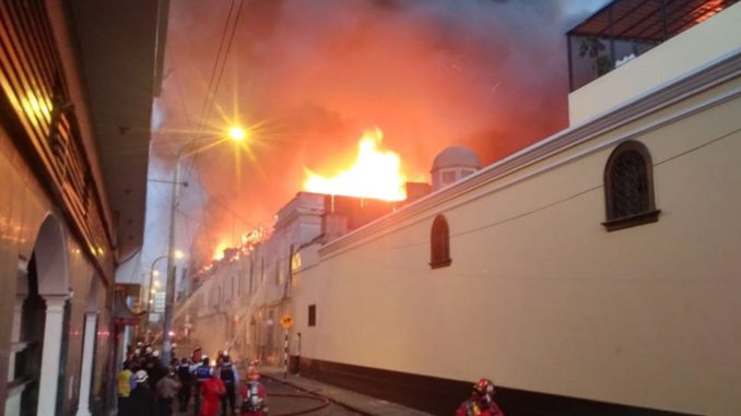 Incendio en galeria de Mesa Redonde, Lima