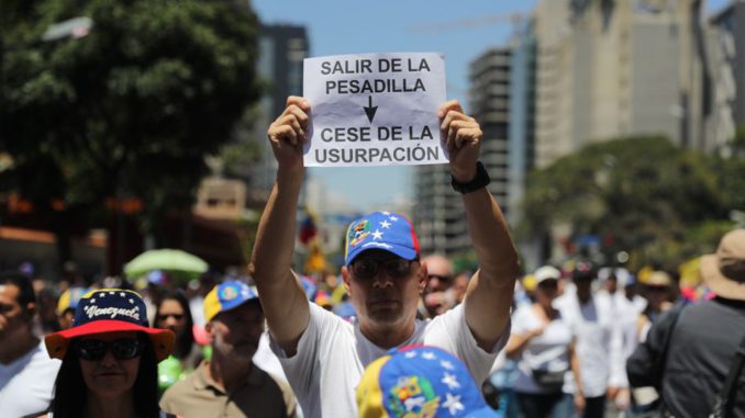 Opositores se toman las calles de Caracas para protestar contra el Gobierno