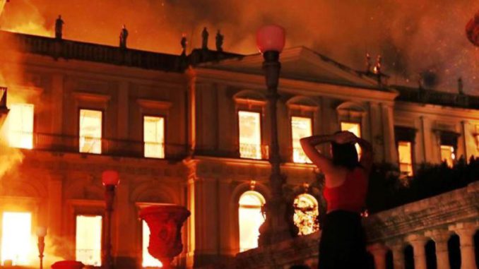 mujer ante incendio museo rio