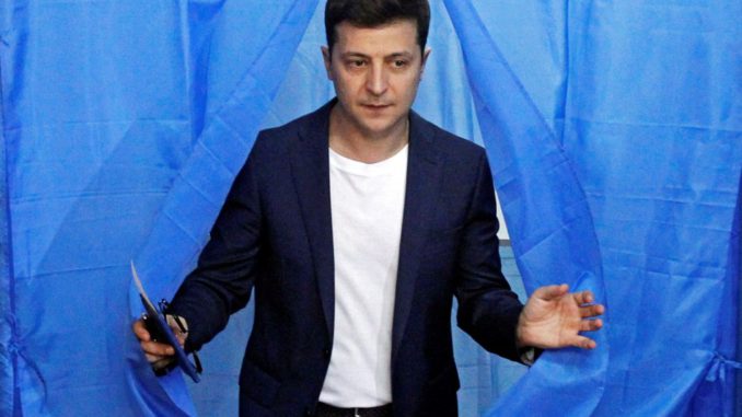 Favorito Zelenski deposita su voto en presidenciales con "ánimo de ganador"