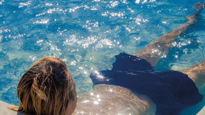 hombre en piscina