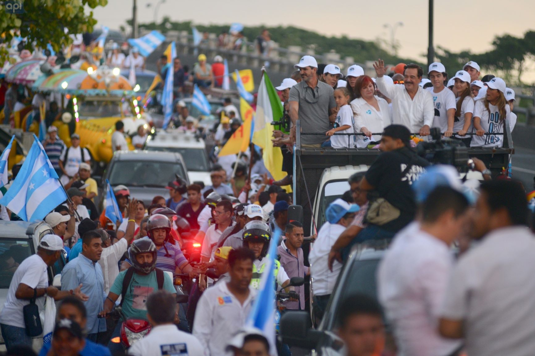 Nebot Se Despide De La Alcaldia De Guayaquil Con Caravana