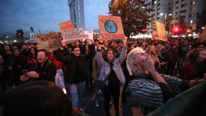 Cientos de personas marcharon en la capital chilena contra cambio climático