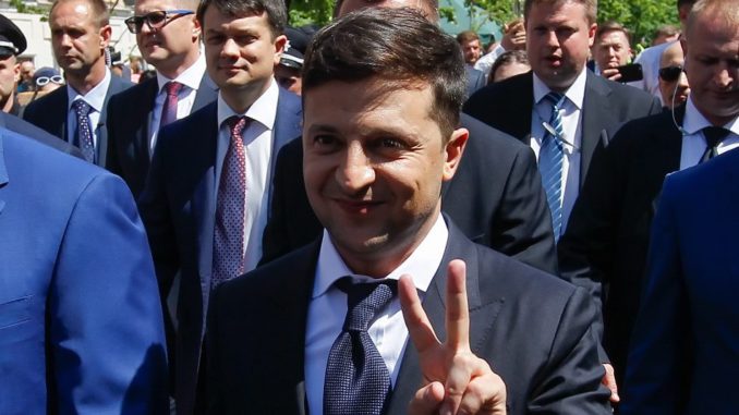 Vladímir Zelenski es investido presidente de Ucrania