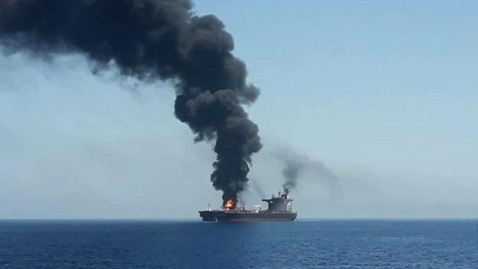 Petrolero noruego Front Altair arde en el Golfo de Omán tras incidente