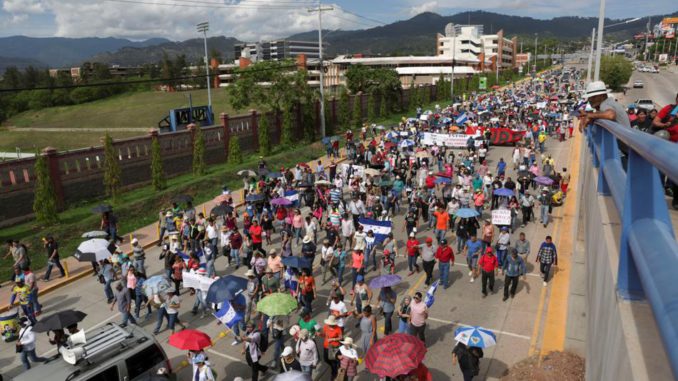 Sigue el caos en el tercer día de protestas de maestros y médicos en Honduras