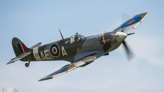 La vuelta al mundo en un caza Spitfire de la Segunda Guerra Mundial | La  República EC