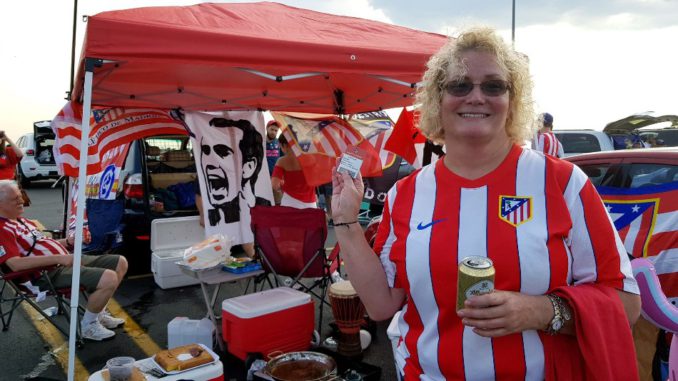 La azafata colchonera de EEUU que en sus escalas en Madrid va a ver al Atleti