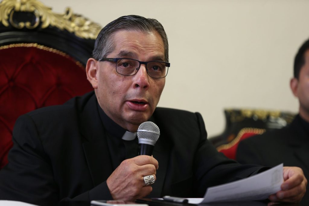 Arzobispo de Quito pide a los legisladores «no manchar sus manos de