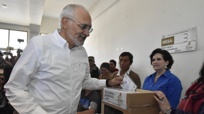 Carlos Mesa vota