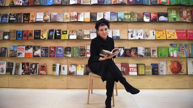 OLGA SENTADA PREMIO NOBEL