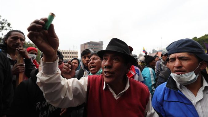Indígenas toman asamblea nacional en Ecuador