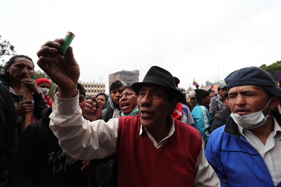 Indígenas toman asamblea nacional en Ecuador