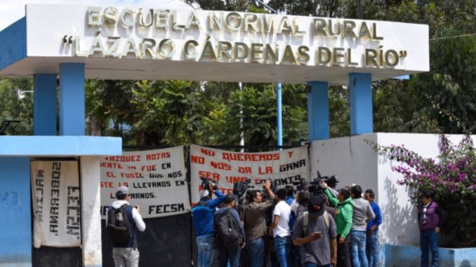 normalistas-de-teneria-acuerdan-liberar-a-choferes-y-autobuses-cuarto1
