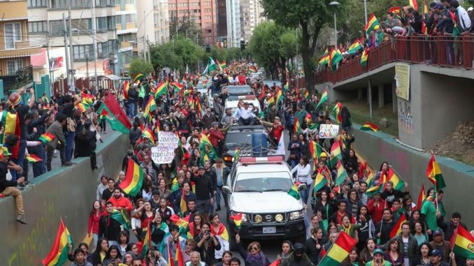 Bolivia celebra renuncia Evo