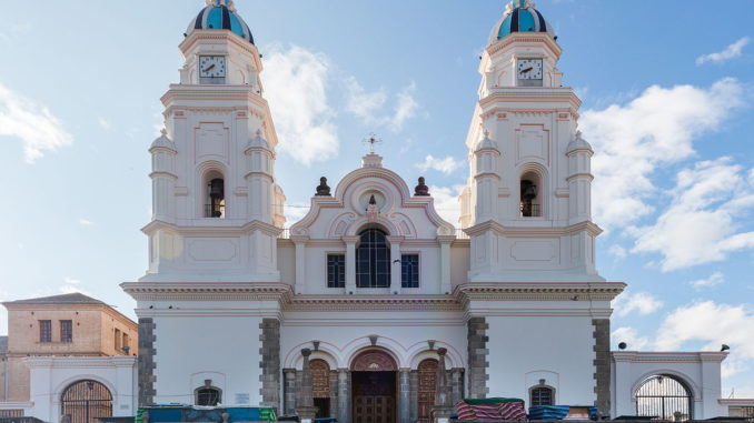 Santuario_de_El_Quinche,_El_Quinche,_Ecuador,_2015-07-21,_DD_03