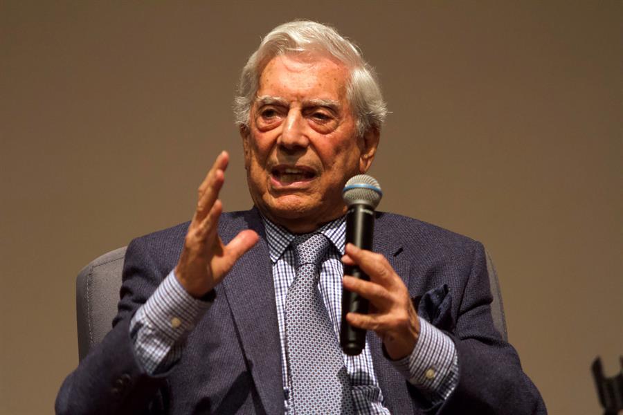 Vargas Llosa camisa de puntitos