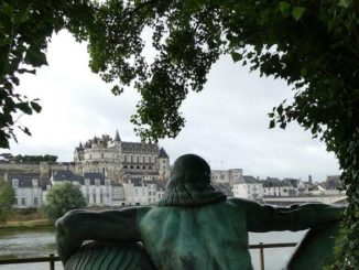 Estatua de Leonardo Da Vinci mirando hacia el Castillo Amboise donde descansan sus restos.