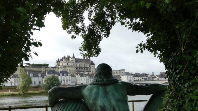 Estatua de Leonardo Da Vinci mirando hacia el Castillo Amboise donde descansan sus restos.