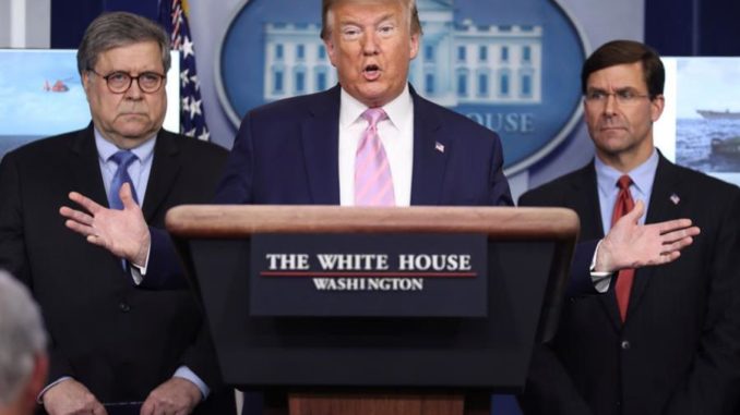Donald-trump-con-dos-señores-mas-casa-blanca