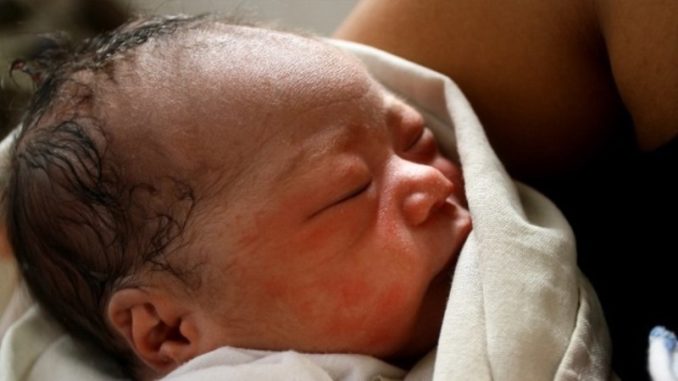 niño que nacio en tifon filipinas