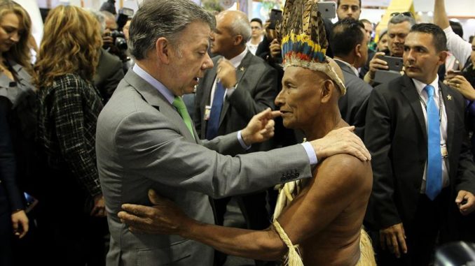 actor indigena abrazo serpiente
