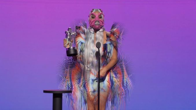 Lady Gaga morada