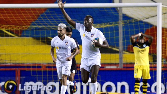 LDU de Quito remonta igualando 2 a 2 ante Barcelona SC, en el Monumental.