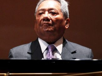 Fotografía de archivo fechada el 23 de enero de 2017 del cantautor mexicano Armando Manzanero durante una presentación en Ciudad de México. Para celebrar el Día del Compositor, la Sociedad de Autores y Compositores de México (SACM
