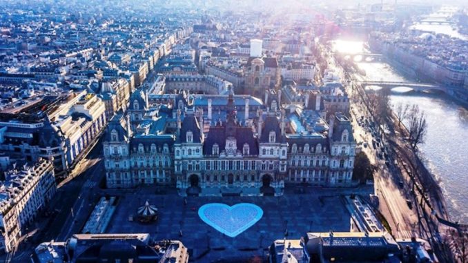 Paris despliega un corazón