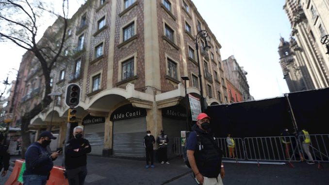 filmacion Limbo de Iñarritu .Personal de seguridad en las cercanías del rodaje de la película "Limbo" del director mexicano Alejandro González Iñárritu en Ciudad de México. El segundo día de grabaciones en el Centro Histórico de la Ciudad de México de la película "Limbo", del director Iñárritu, se vivió con total hermetismo con los accesos a la emblemática calle de Madero cerrados y cubiertos con tela negra. EFE/Sáshenka Gutiérrez