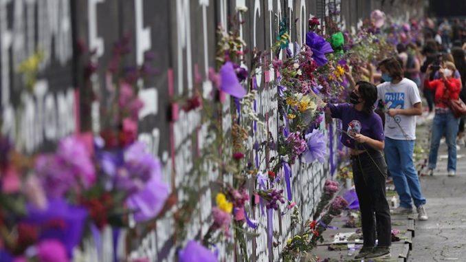ujeres activistas colocan flores y carteles con nombres de víctimas por feminicidios, en cercos metálicos instalados por el gobierno capitalino hoy, en una protesta contra los feminicidios, en Ciudad de México (México). EFE/ Sáshenka Gutiérrez