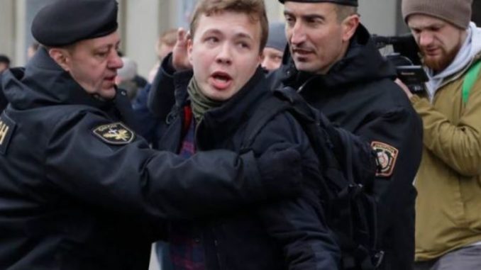 Fue-detenido-un-periodista-bielorruso-exiliado-durante-escala-imprevista-en-aeropuerto-de-Minsk