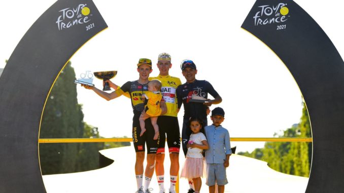 carapaz en el podio con los hijos dos