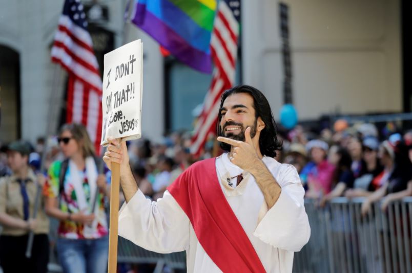 Un hombre vestido como Jesús en la marcha del orgullo gay de Nueva York. (AP)