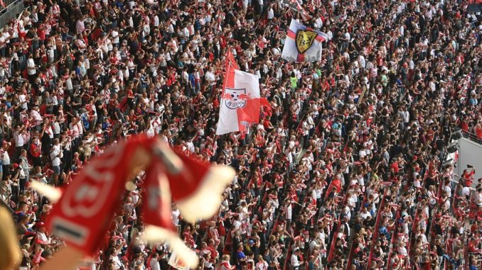 Fans del Leipzig en un partido contra el Bayern