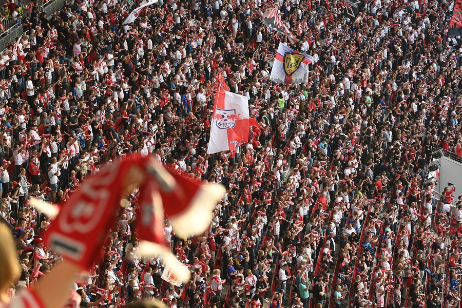 Fans del Leipzig en un partido contra el Bayern