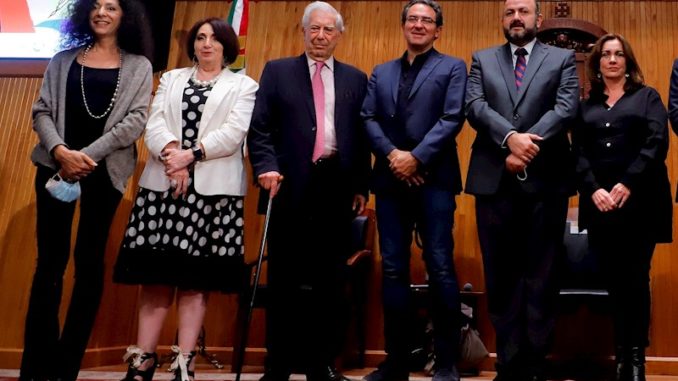 Vásquez recibe premio Vargas Llosa 2021