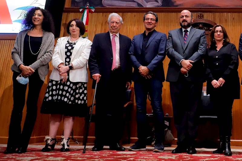 Vásquez recibe premio Vargas Llosa 2021