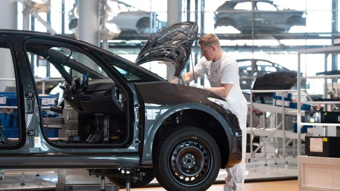 Volkswagen: escasez de microchips genera nuevas paradas de produc