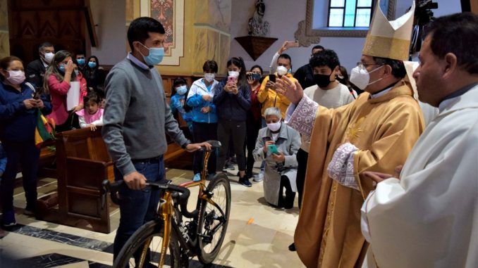 Bendición papal a Richard Carapaz