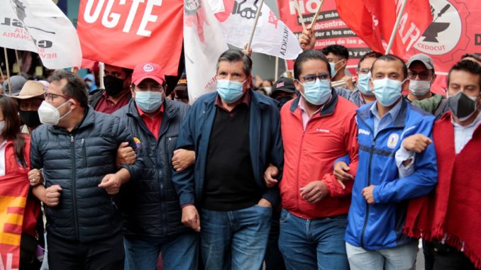 Miles de manifestantes en la principal marcha de protesta en Quito