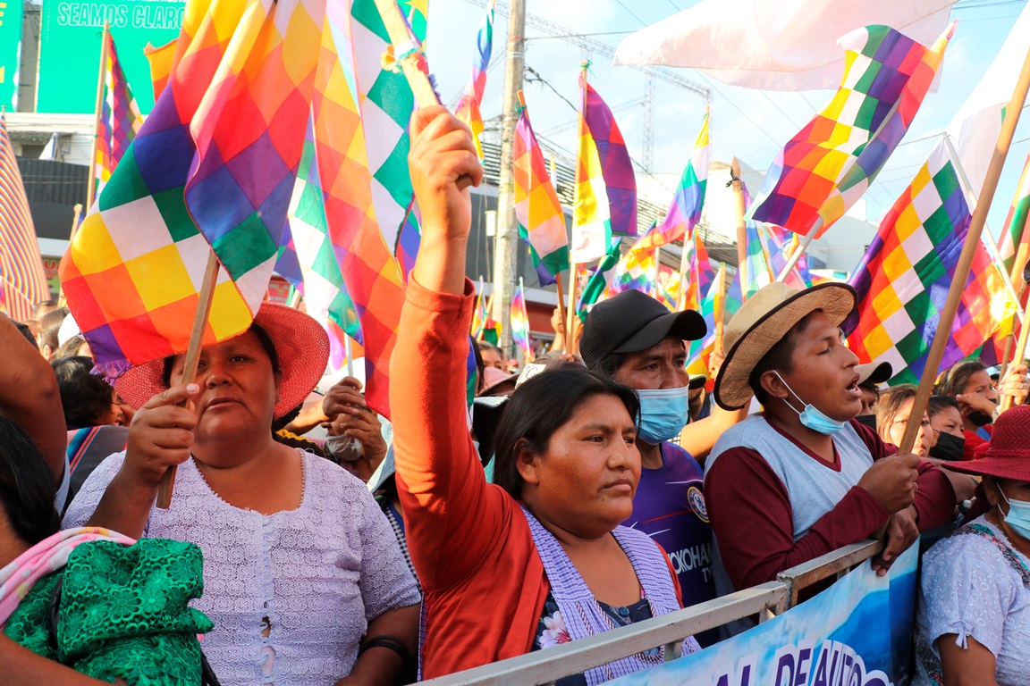 El oficialismo boliviano moviliza a sus bases con multitudinario «wiphalazo»