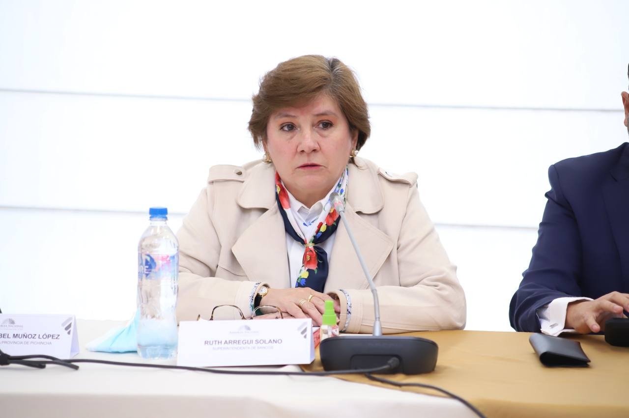 Asamblea llama a juicio político a superintendenta de Bancos