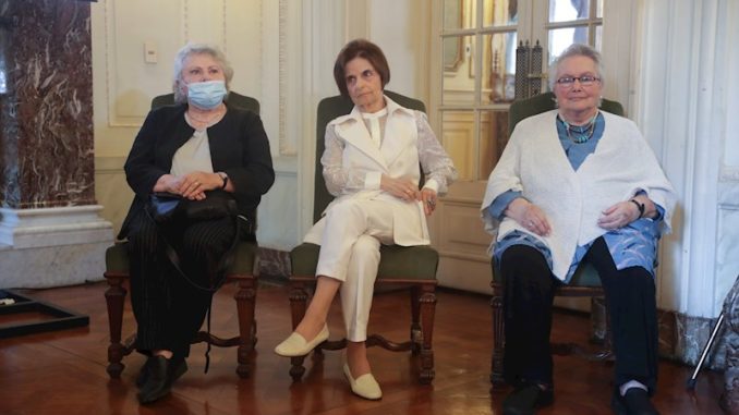 mujeres galadornadas en Uruguay por cultura