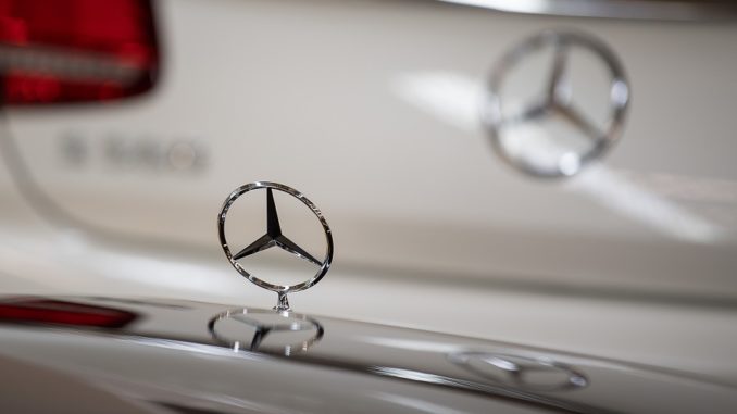 Mercedes-Benz llama a talleres