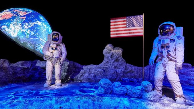 expo hombre en la luna