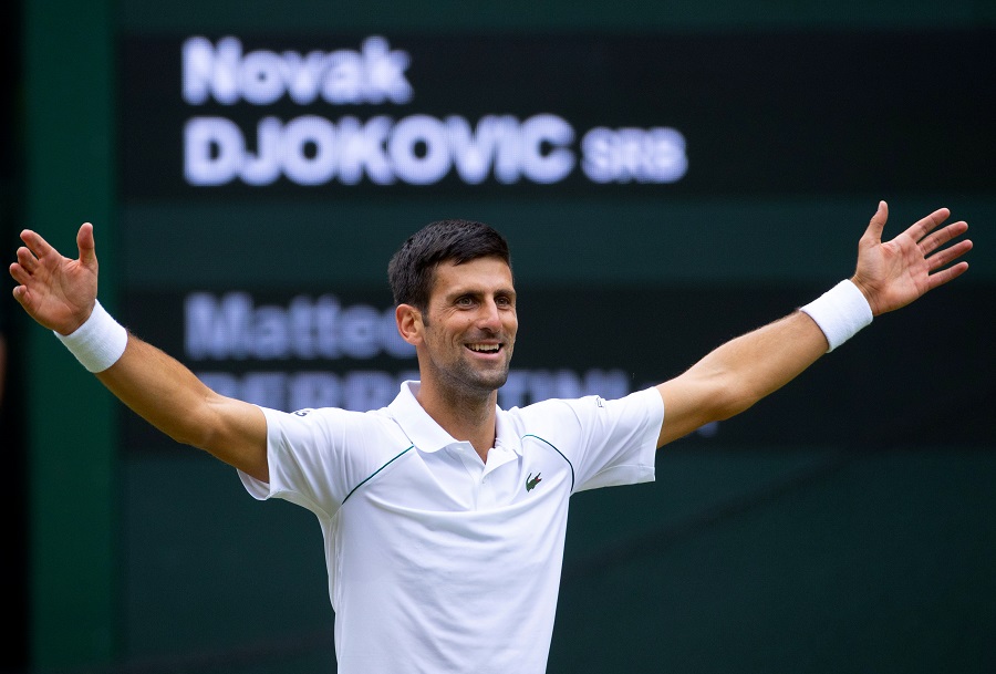 Novak Djokovic comemora ao vencer final de Wimbledon
